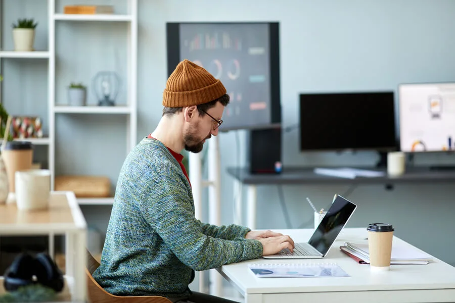 Palabras clave en wordpress - Persona trabajando en un espacio moderno con laptop