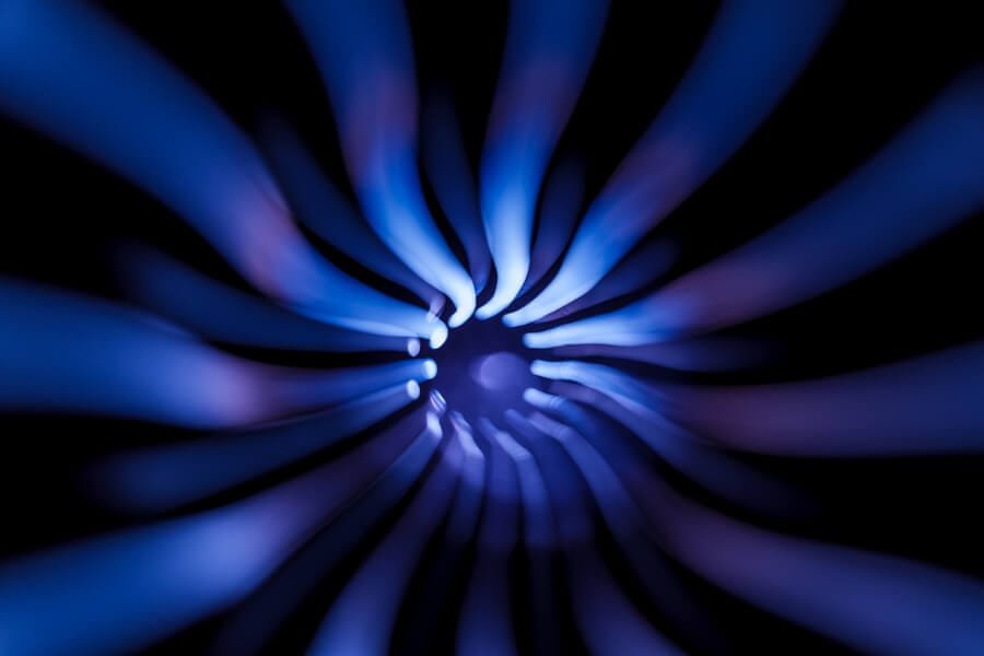 Palabras clave en wordpress - Espiral de luz azul sobre fondo oscuro