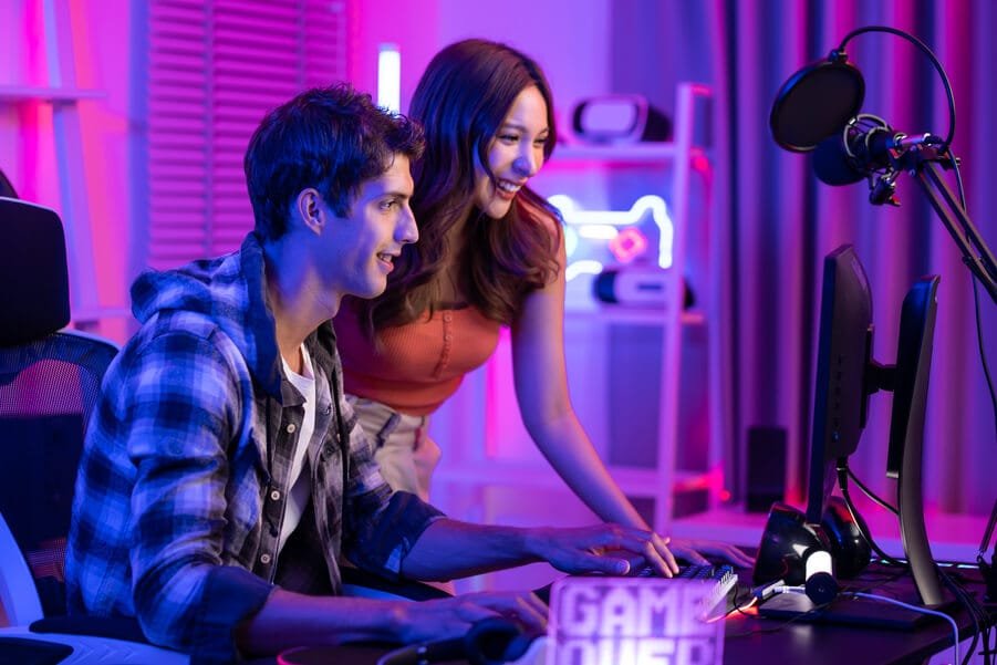 Que es tráfico orgánico en marketing herramientas para medir - Pareja disfrutando de videojuegos en un ambiente moderno y colorido