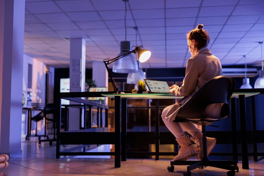 Que es tráfico orgánico en marketing pilar del éxito digital - Persona trabajando en un espacio de oficina iluminado por lámparas durante la noche