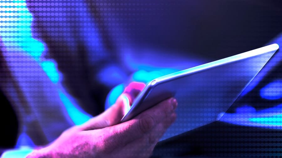 Velocidad de la página web conclusiones y recomendaciones - Mano sosteniendo una tableta iluminada por tonos de azul y púrpura, simbolizando tecnología y conectividad digital